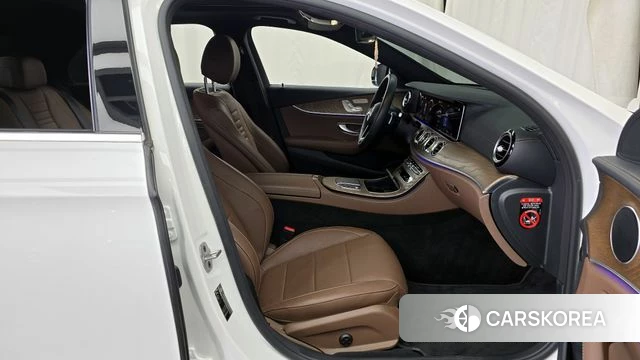 Mercedes-Benz E-Class W213 2021 Белый из Кореи, фото 2