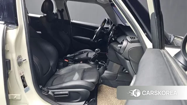 Mini Cooper 2018 Жемчужный цвет из Кореи, фото 2