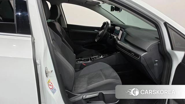 Volkswagen Golf 8th Generation 2023 Белый из Кореи, фото 2
