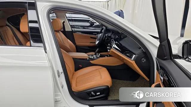 BMW 5 Series (G30) 2018 Белый из Кореи, фото 2