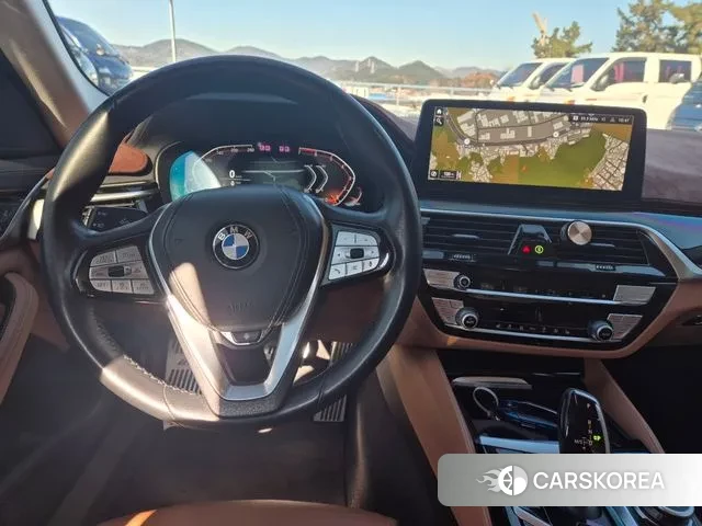 BMW 5 Series (G30) 2022 Белый из Кореи, фото 2