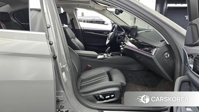 BMW 5 Series (G30) 2022 Песочный из Кореи, фото 2