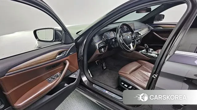 BMW 5 Series (G30) 2018 Черный из Кореи, фото 2