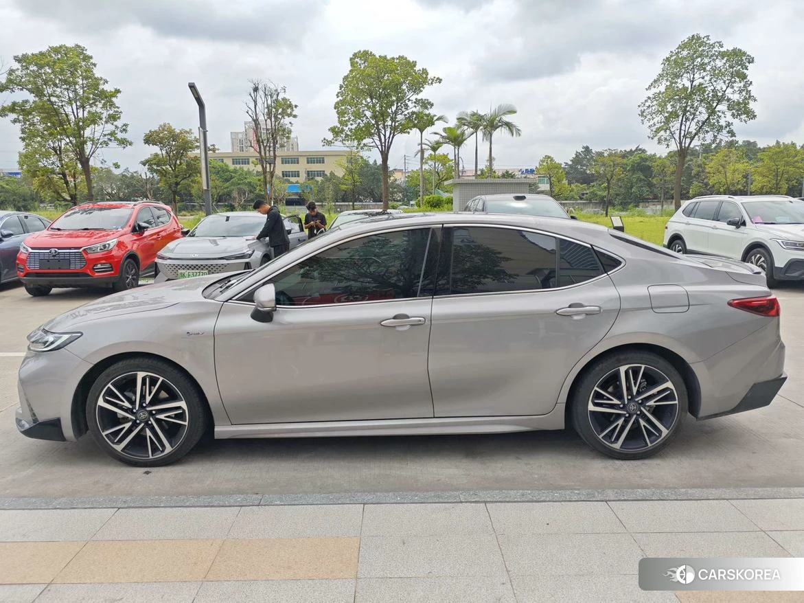 Toyota Camry 2024 Серебристо-серый из Китая, фото 2