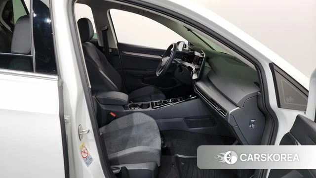 Volkswagen Golf 8th Generation 2025 Белый из Кореи, фото 2