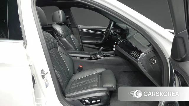 BMW 5 Series (G30) 2019 Белый из Кореи, фото 2