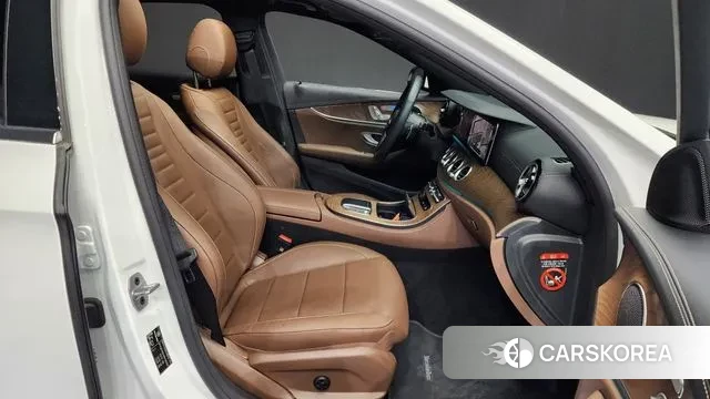 Mercedes-Benz E-Class W213 2023 Белый из Кореи, фото 2