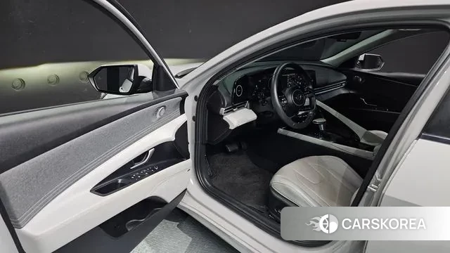 Hyundai Avante (CN7) 2022 Серебристо-серый из Кореи, фото 2