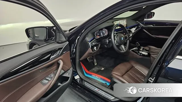 BMW 5 Series (G30) 2022 Черный из Кореи, фото 2