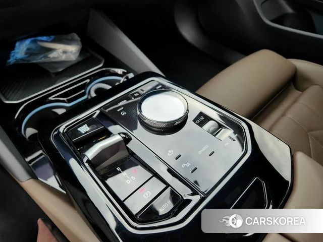 BMW 5 Series (G60) 2025 Черный из Кореи, фото 2