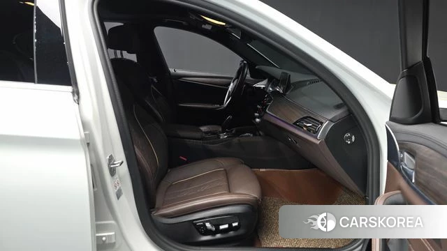 BMW 5 Series (G30) 2019 Белый из Кореи, фото 2