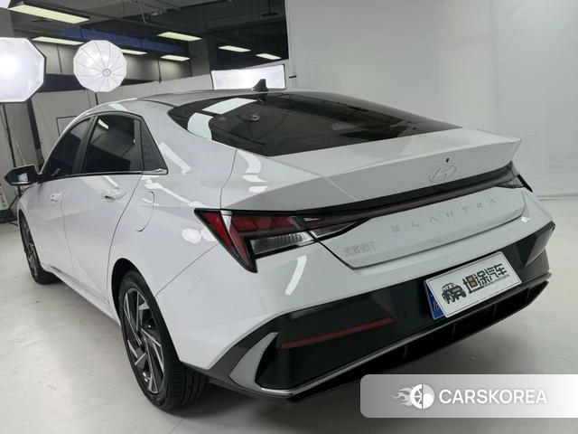 Hyundai Elantra 2023 Белый из Китая, фото 2