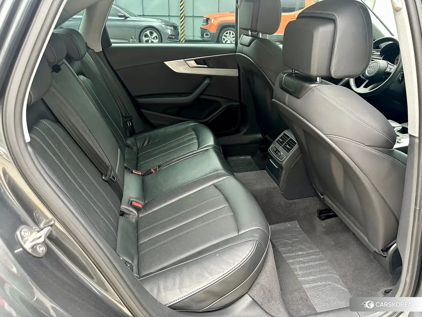 Audi A4L 2023 Silver/gray из Китая, фото 2