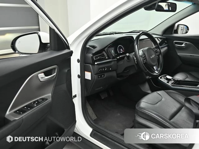 Kia Niro Plus 2022 Белый из Кореи, фото 2