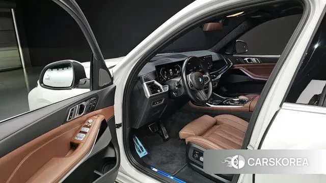 BMW X7 (G07) 2023 Белый из Кореи, фото 2