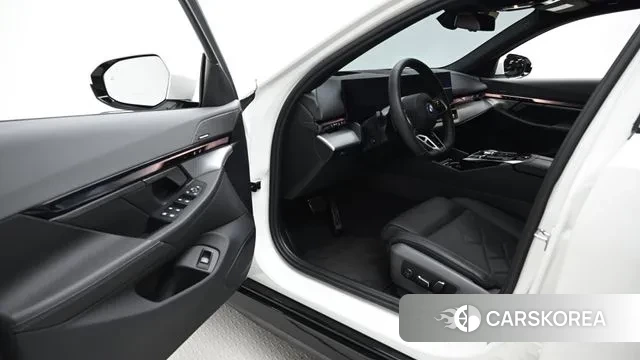 BMW 5 Series (G60) 2025 Белый из Кореи, фото 2