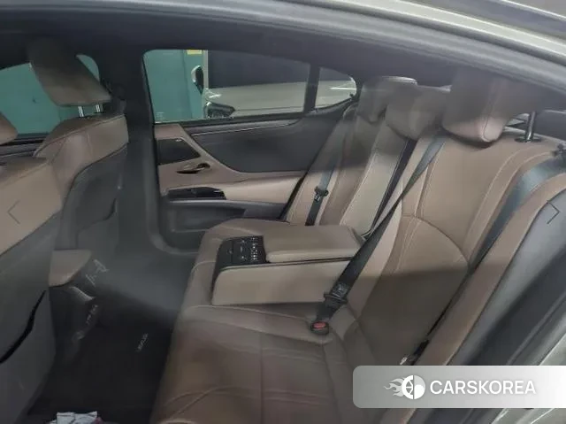 Lexus ES300h 7th generation 2023 Серебристо-серый из Кореи, фото 2