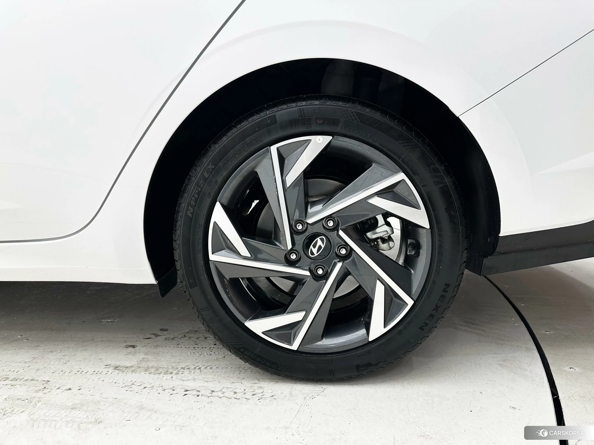Hyundai Elantra 2023 Белый из Китая, фото 2