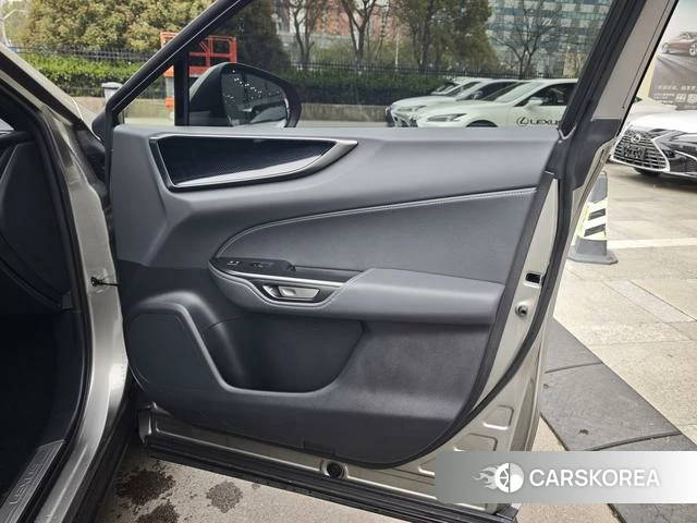 Lexus NX 2024 Серебристо-серый из Китая, фото 2