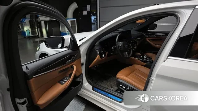 BMW 5 Series (G30) 2021 Белый из Кореи, фото 2