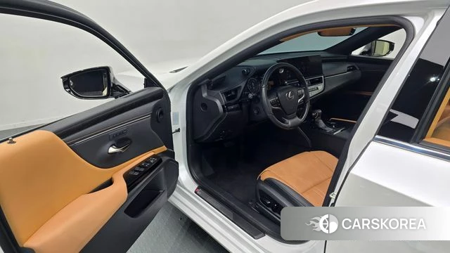 Lexus ES300h 7th generation 2023 Белый из Кореи, фото 2