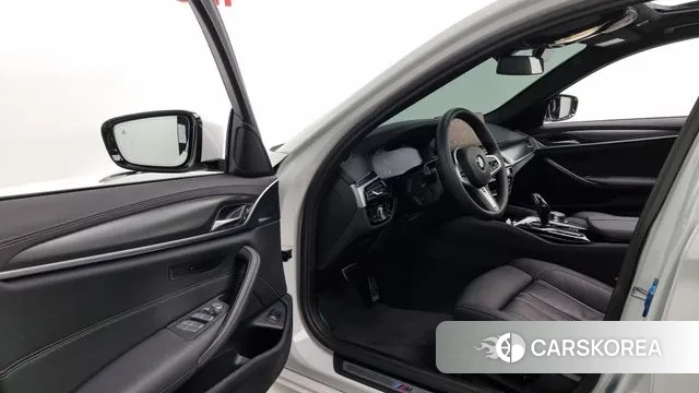 BMW 5 Series (G30) 2022 Белый из Кореи, фото 2