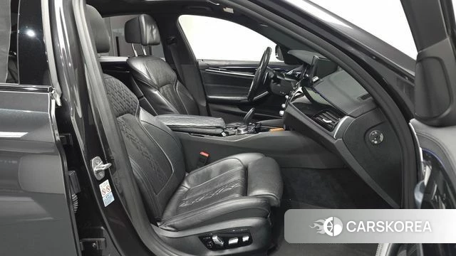 BMW 5 Series (G30) 2018 Серый из Кореи, фото 2