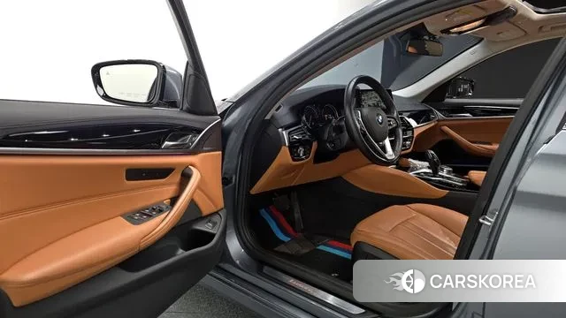 BMW 5 Series (G30) 2018 Светло-серебряный цвет из Кореи, фото 2