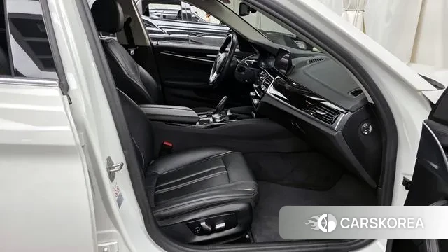 BMW 5 Series (G30) 2019 Белый из Кореи, фото 2