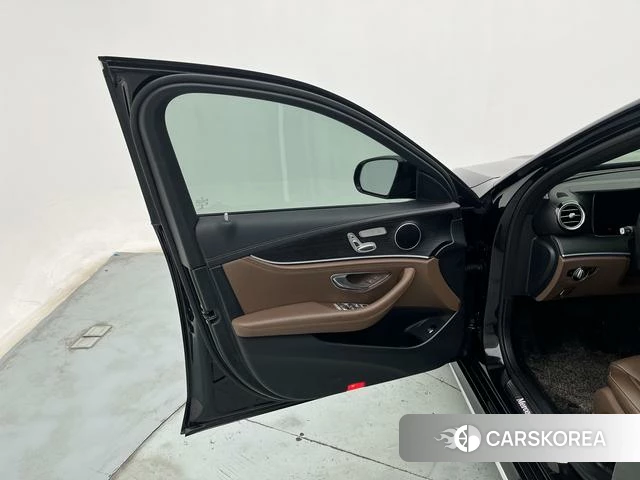 Mercedes-Benz E-class 2022 Черный из Китая, фото 2