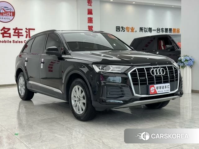 Audi Q7 2022 Черный из Китая, фото 2