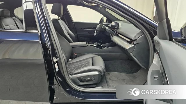 BMW 5 Series (G60) 2024 Черный из Кореи, фото 2