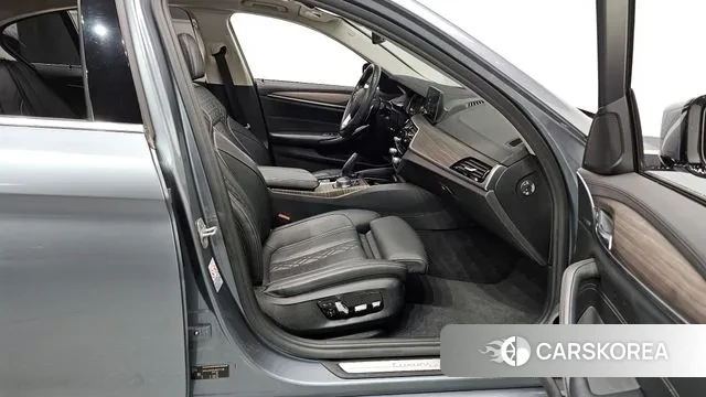 BMW 5 Series (G30) 2018 Серый из Кореи, фото 2