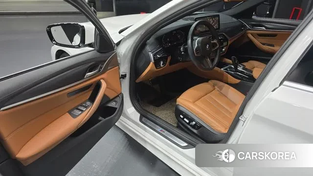 BMW 5 Series (G30) 2023 Белый из Кореи, фото 2