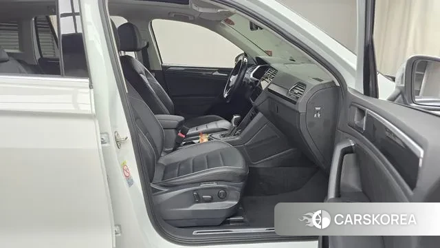 Volkswagen Tiguan second Generation 2022 Белый из Кореи, фото 2