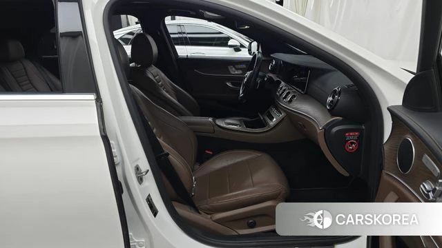 Mercedes-Benz E-Class W213 2021 Белый из Кореи, фото 2