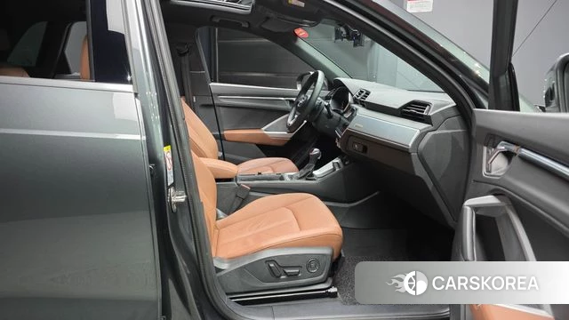 Audi Q3 (F3) 2023 Серый из Кореи, фото 2