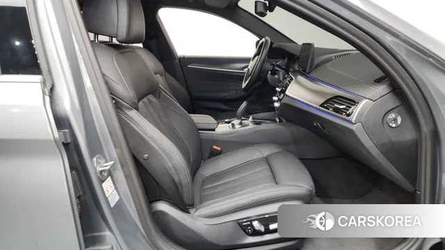 BMW 5 Series (G30) 2023 Серый из Кореи, фото 2