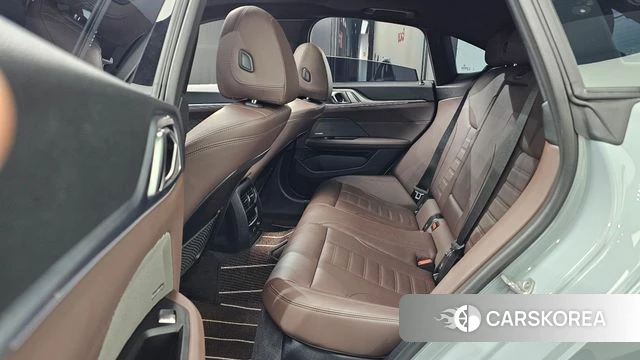 BMW i4 2023 Светло-серебряный цвет из Кореи, фото 2