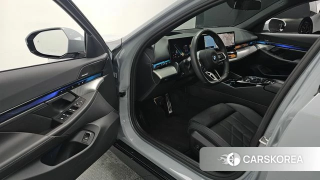 BMW 5 Series (G60) 2025 Серебристо-серый из Кореи, фото 2