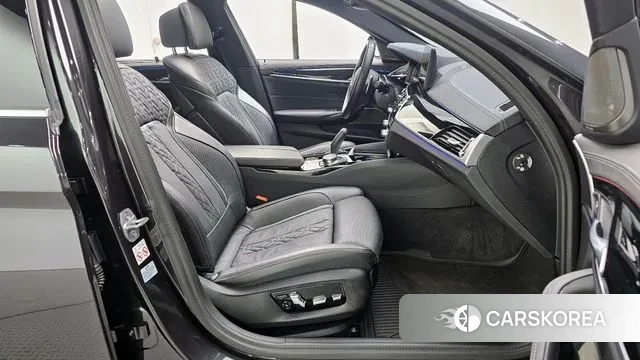 BMW 5 Series (G30) 2023 Серый из Кореи, фото 2