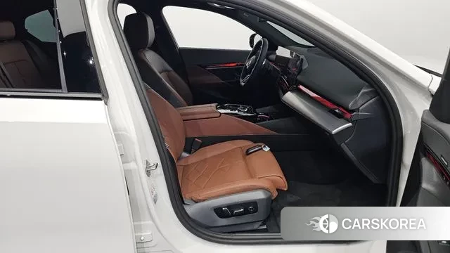 BMW 5 Series (G60) 2024 Белый из Кореи, фото 2