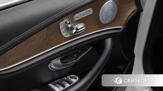 Mercedes-Benz E-Class W213 2018 Белый из Кореи, фото 2