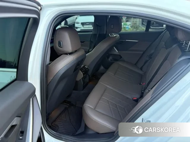 BMW 5 Series (G60) 2024 Белый из Кореи, фото 2