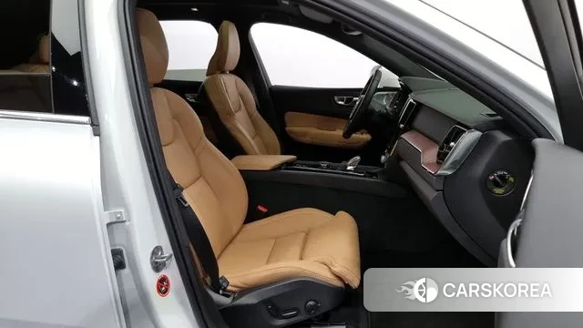 Volvo XC60 second Generation 2025 Белый из Кореи, фото 2