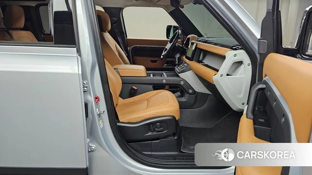 Land Rover Defender (L663) 2023 Серебряный из Кореи, фото 2