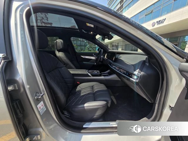 BMW 7 Series (G70) 2024 Черный двухцветный из Кореи, фото 2
