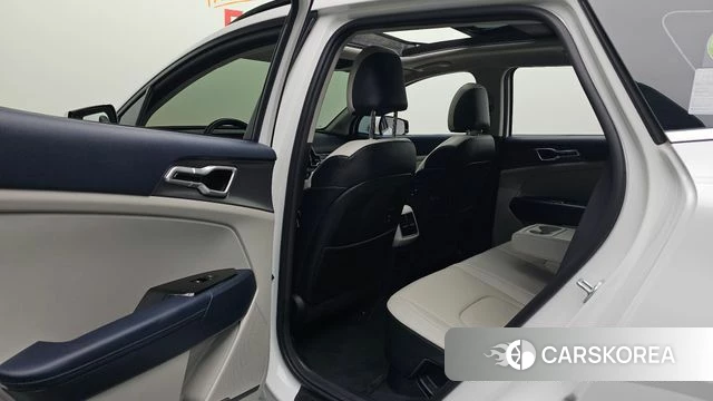 Kia Sportage 5th Generation Hybrid 2023 Белый из Кореи, фото 2