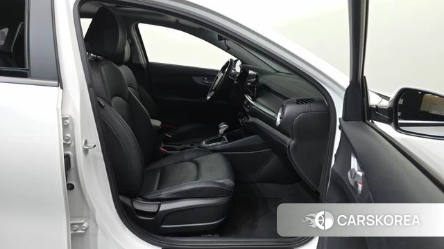 Kia The New K3 2nd generation 2021 Белый из Кореи, фото 2