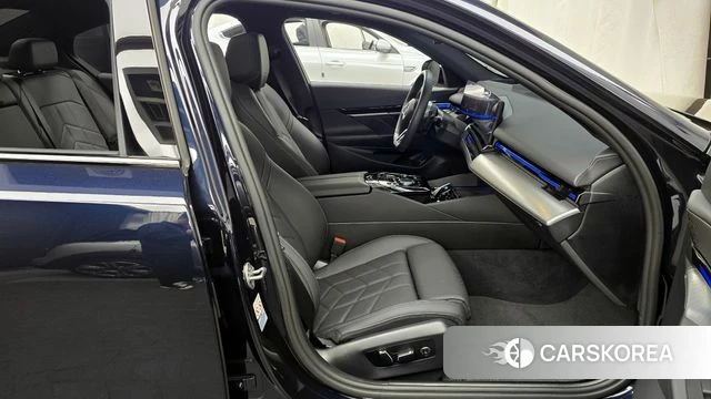 BMW 5 Series (G60) 2024 Черный из Кореи, фото 2